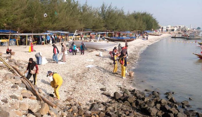 World Cleanup Day, Bersihkan 1 Ton Sampah di Pantai Kenjeran