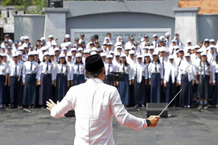 Semua Sekolah di Surabaya Wajib Nyanyi Lagu Indonesia Raya Tiap Hari